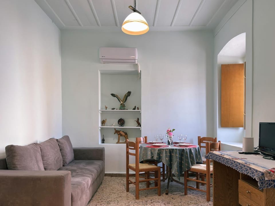 TV and multimedia, Seating area, Dining area, internet, air conditioner