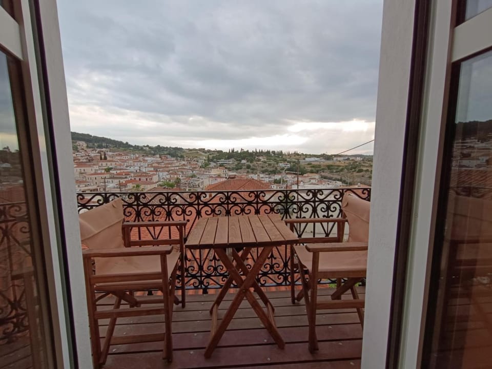 Patio, Day, City view, Mountain view, Sea view