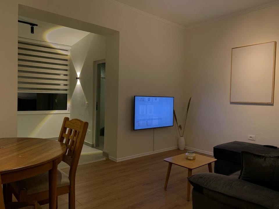TV and multimedia, Living room, Seating area, Dining area