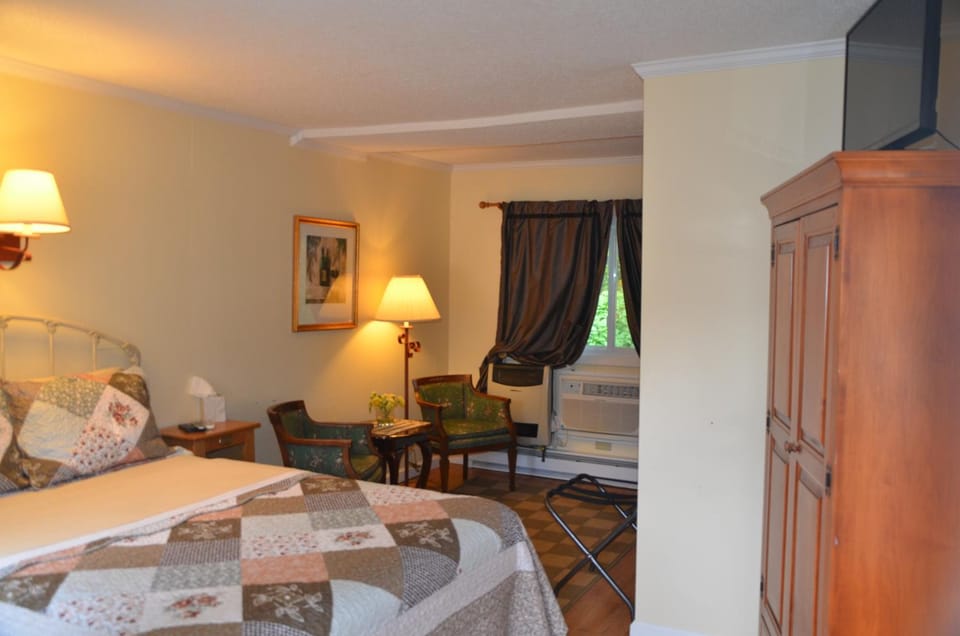 Bed, Seating area, Bedroom, wardrobe