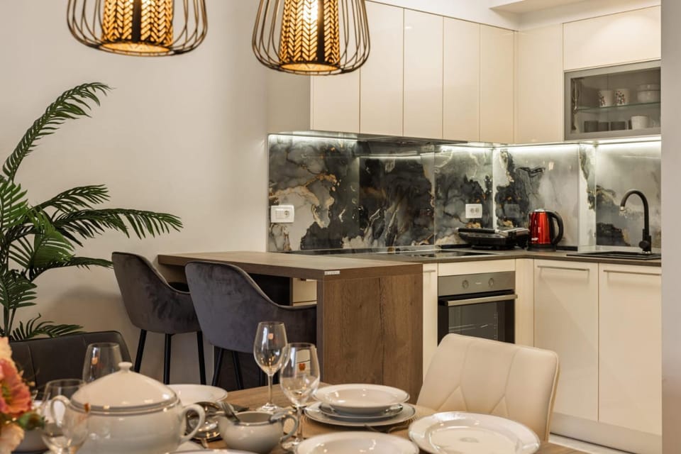 Coffee/tea facilities, Kitchen or kitchenette, Food and drinks, Dining area, Food, stove, toaster