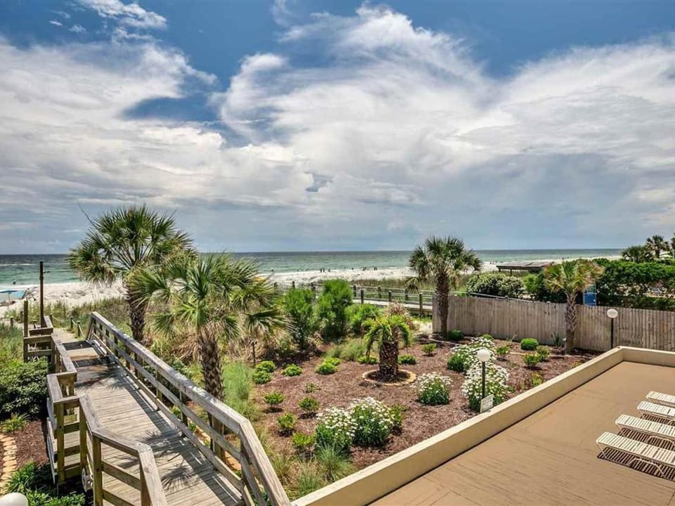 Family Friendly Top Floor Oceanfront Sleeps 6 Balcony Pools Apartment in North Myrtle Beach