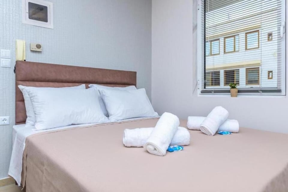 Bed, Bedroom, towels