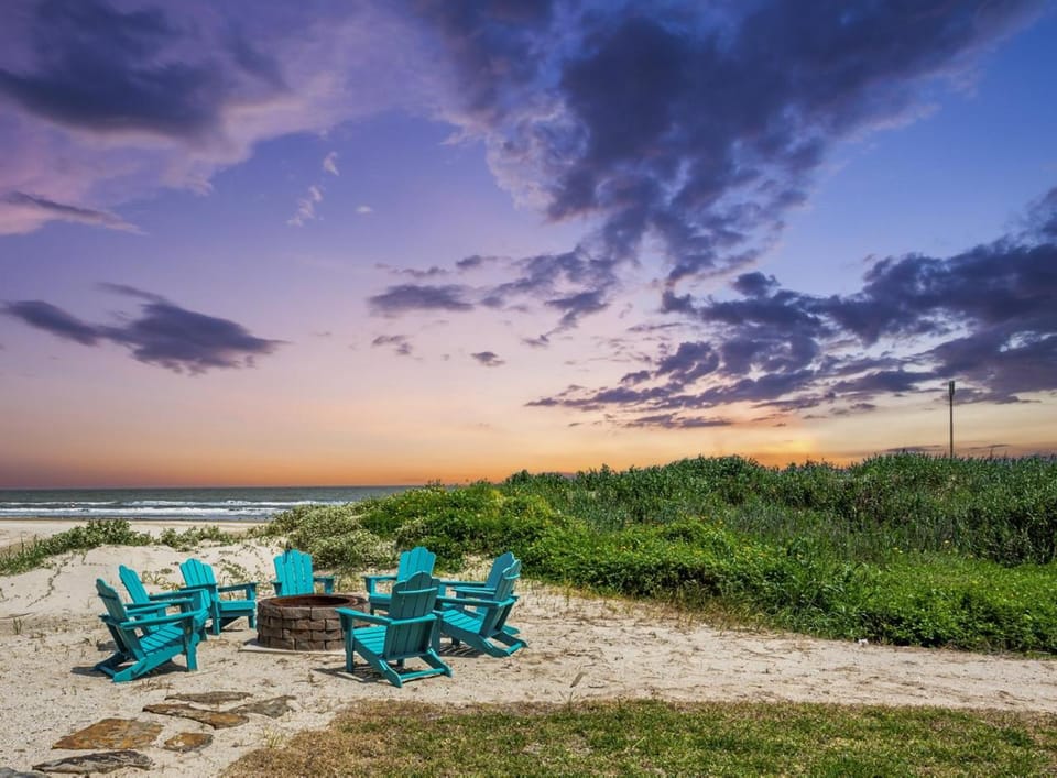 Always 5 O'clock Beachfront Hot Tub Luxury Game Area House in Bolivar Peninsula