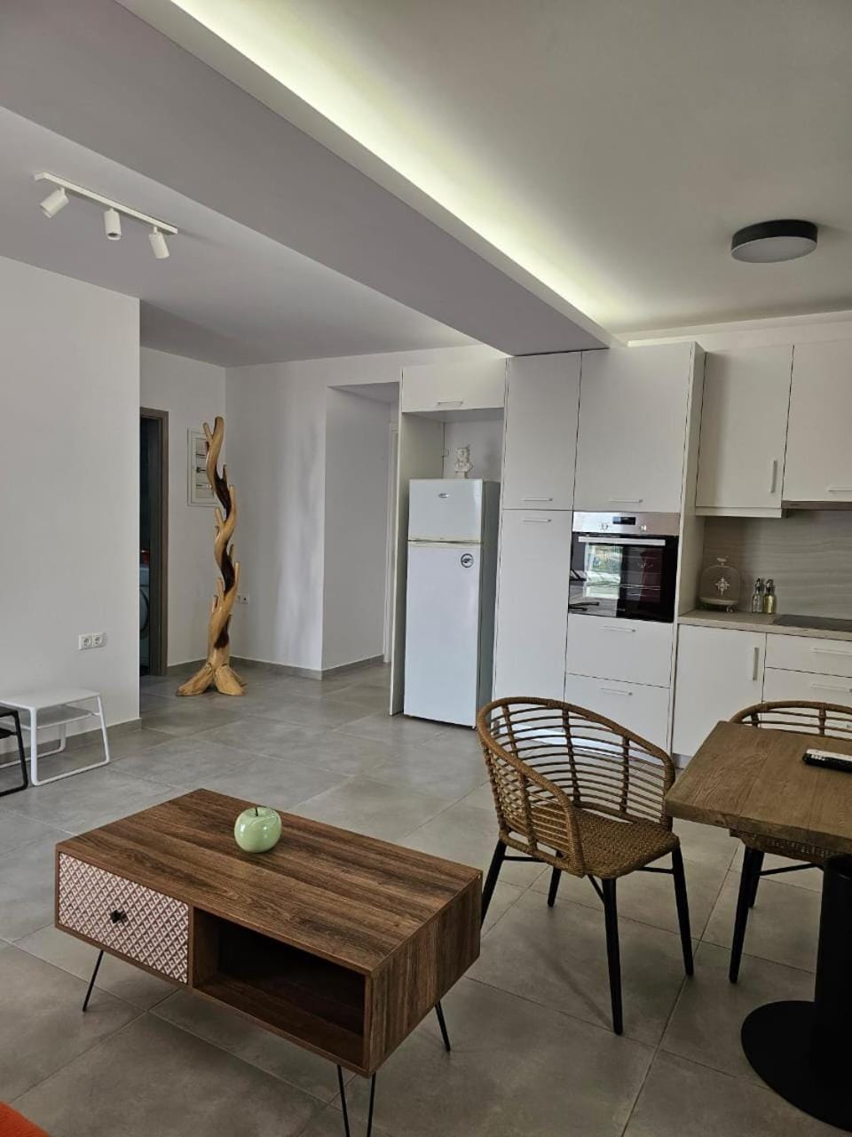 Kitchen or kitchenette, Dining area, oven, stove