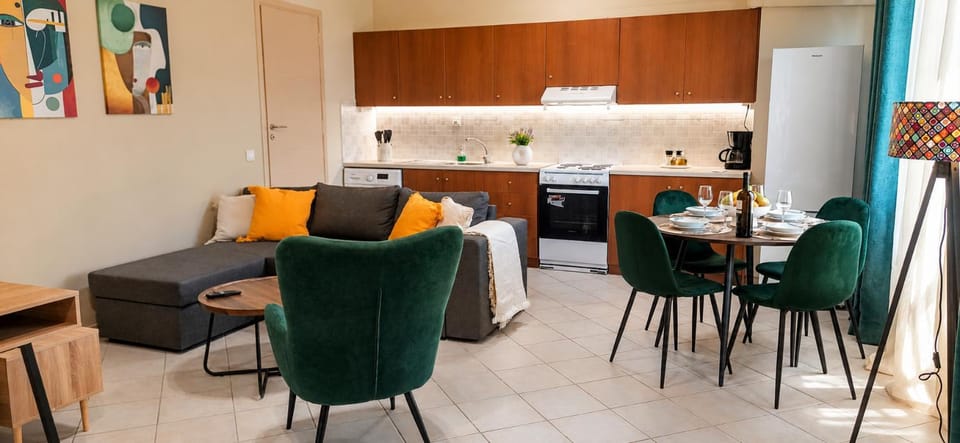 Kitchen or kitchenette, Living room, Seating area, Dining area