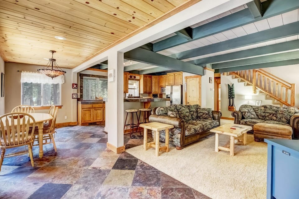 Bear Pause 4BR - Large Deck & Balcony House in Sierra Nevada