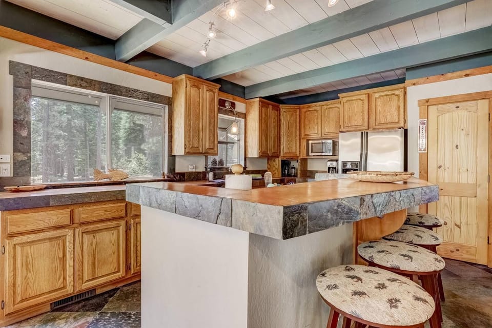 Bear Pause 4BR - Large Deck & Balcony House in Sierra Nevada