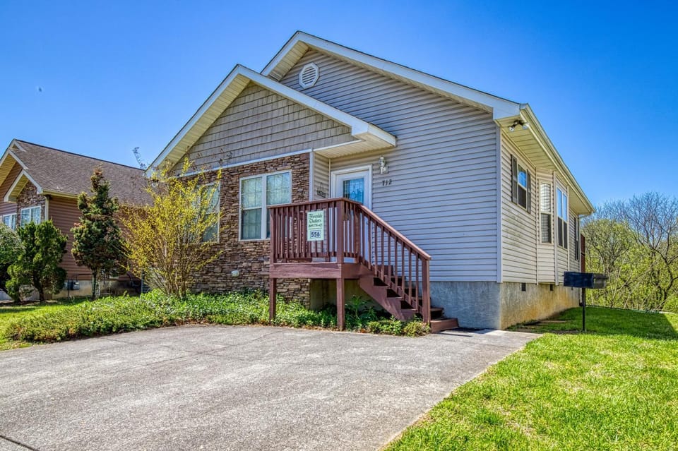Property building, Facade/entrance, Day, Neighbourhood, Parking