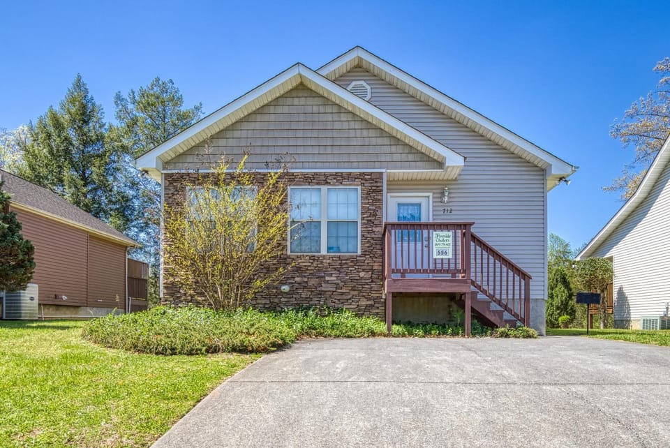 Property building, Facade/entrance, Spring, Day, Neighbourhood, BBQ facilities, Parking