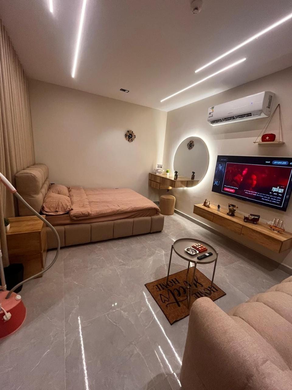 Bed, TV and multimedia, Living room, Seating area, Evening entertainment, Bedroom, air conditioner
