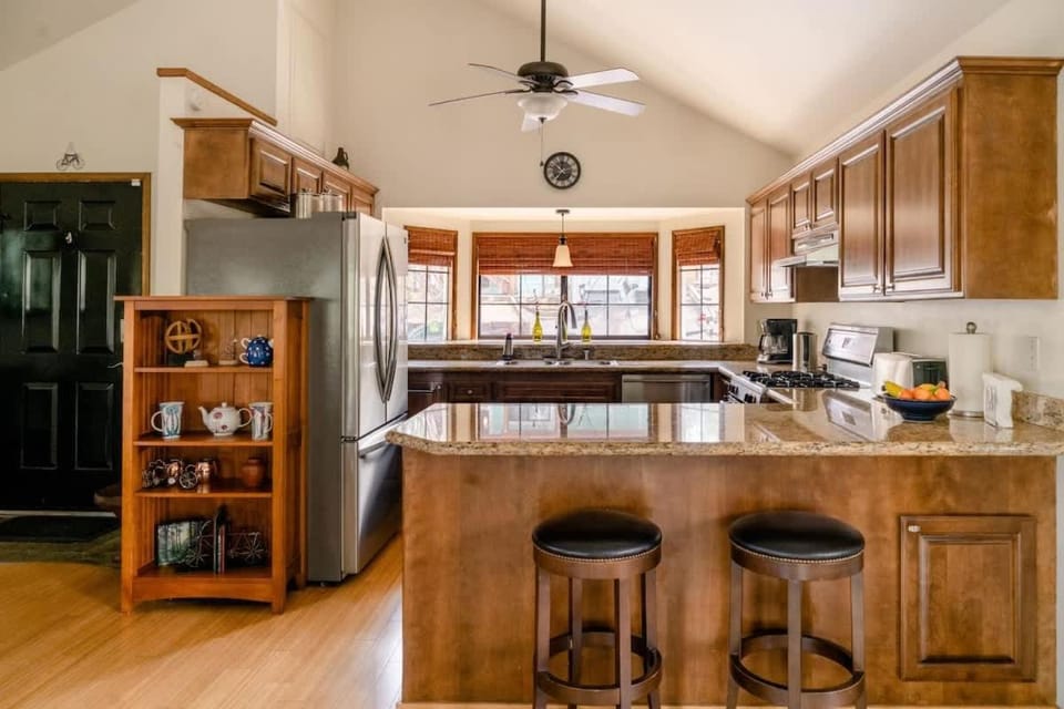 The Wee Hoose in The Village, spacious and comfy Chalet in Big Bear