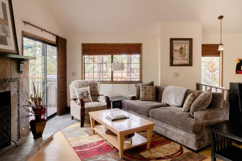 The Wee Hoose in The Village, spacious and comfy Chalet in Big Bear