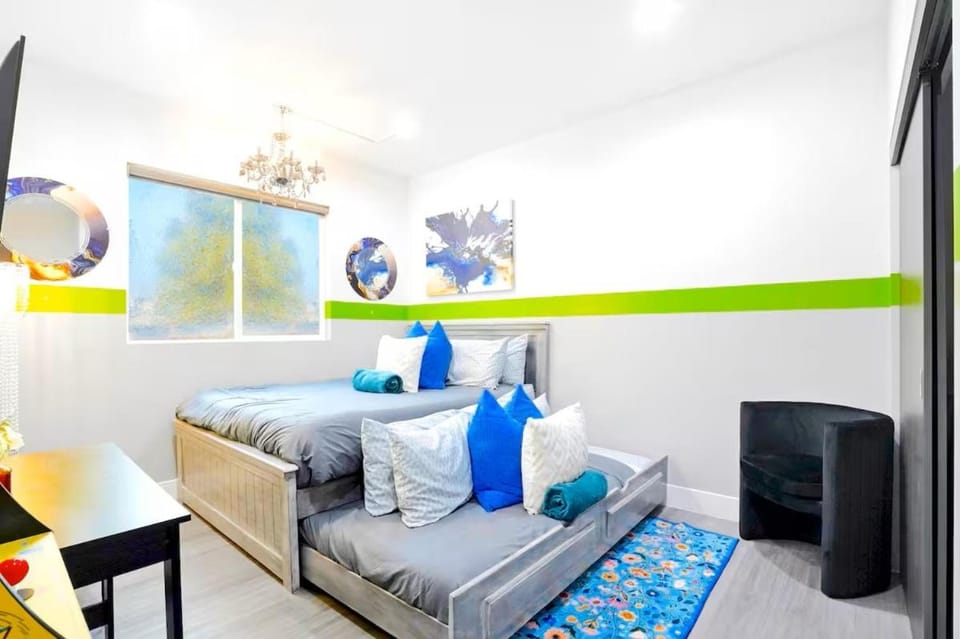 E - 2 Homes - Sleeps 26 by Universal - Patio -Games - FIFA SoFi World Cup Apartment in North Hollywood