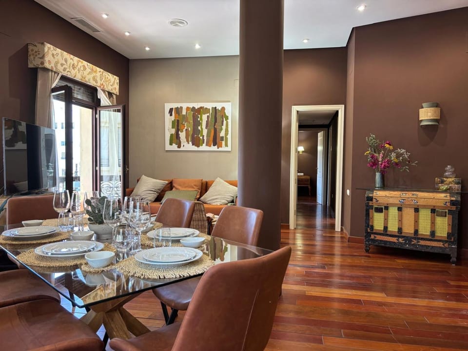 TV and multimedia, Living room, Seating area, Dining area