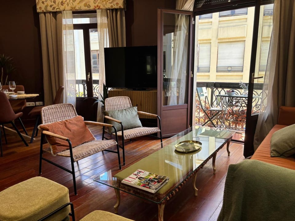 TV and multimedia, Living room, Seating area, Dining area
