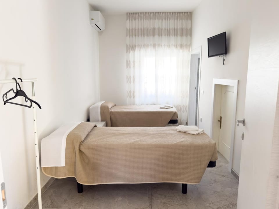 Bed, Bedroom, air conditioner