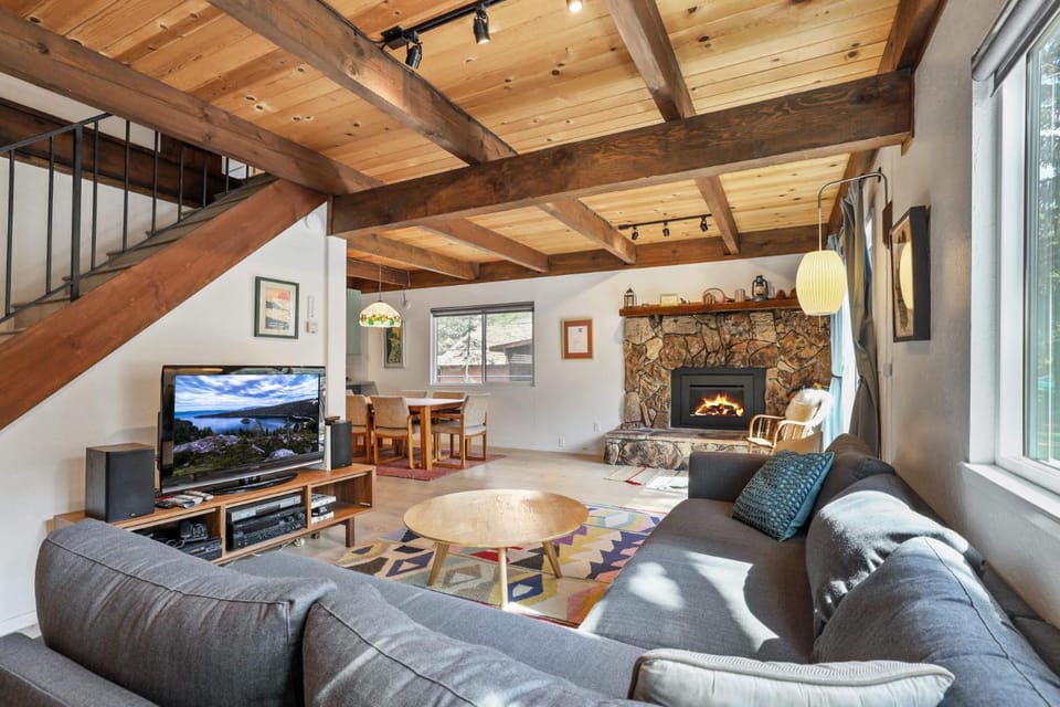 Christmas Valley Chalet - Tahoe Adventure Awaits House in Sierra Nevada