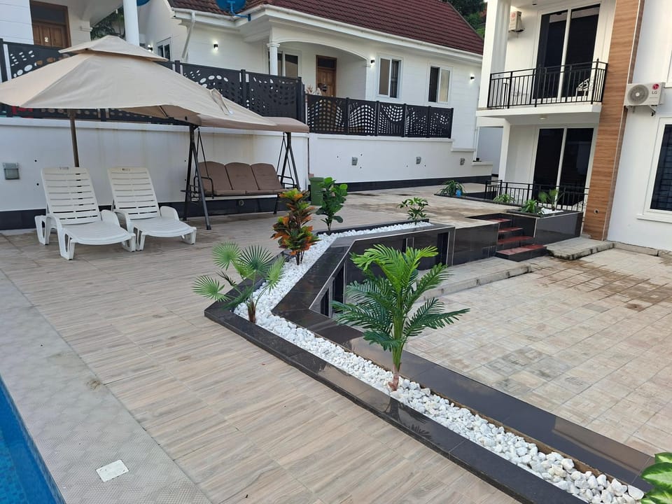 Property building, Day, Pool view, Swimming pool