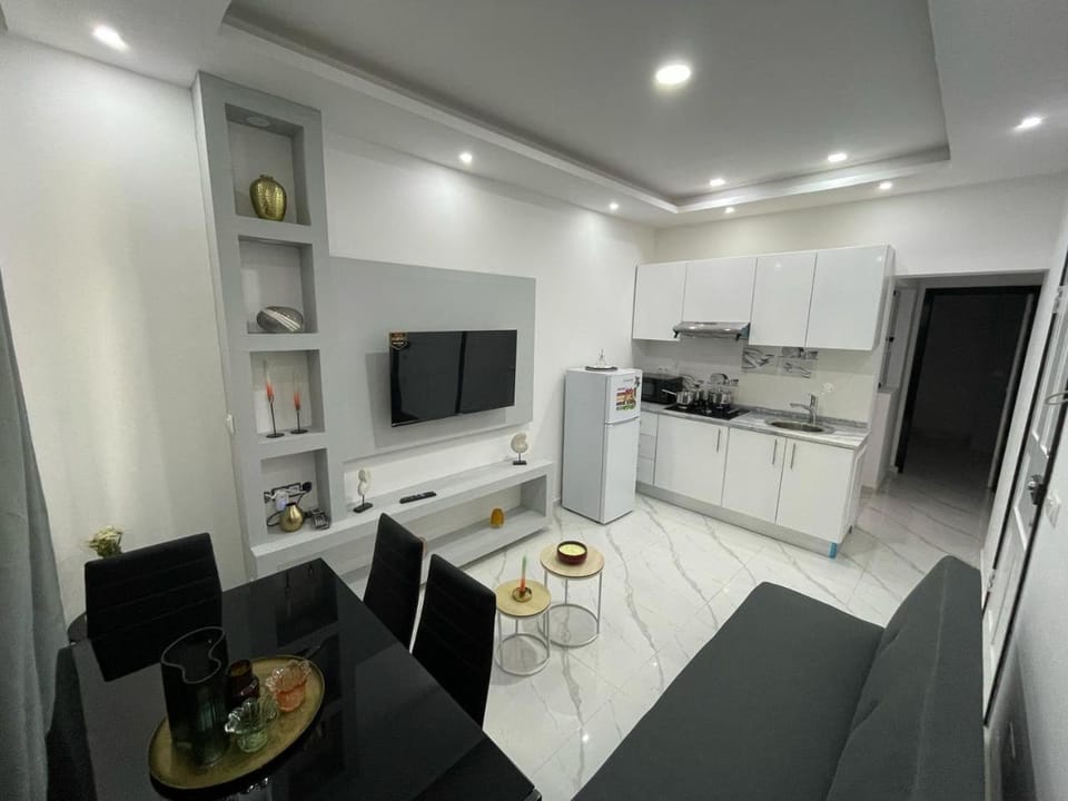 Communal lounge/ TV room, TV and multimedia, Kitchen or kitchenette, Living room, Seating area, Dining area, Evening entertainment, oven, stove