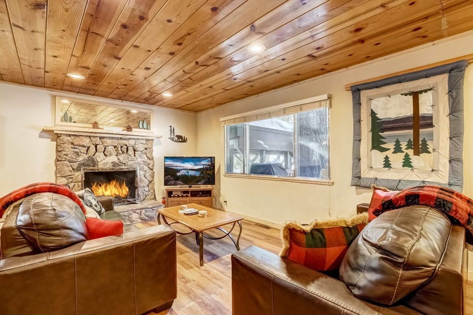 Come Snuggle Up at Cozy Bear Cabin Cabin in South Lake Tahoe