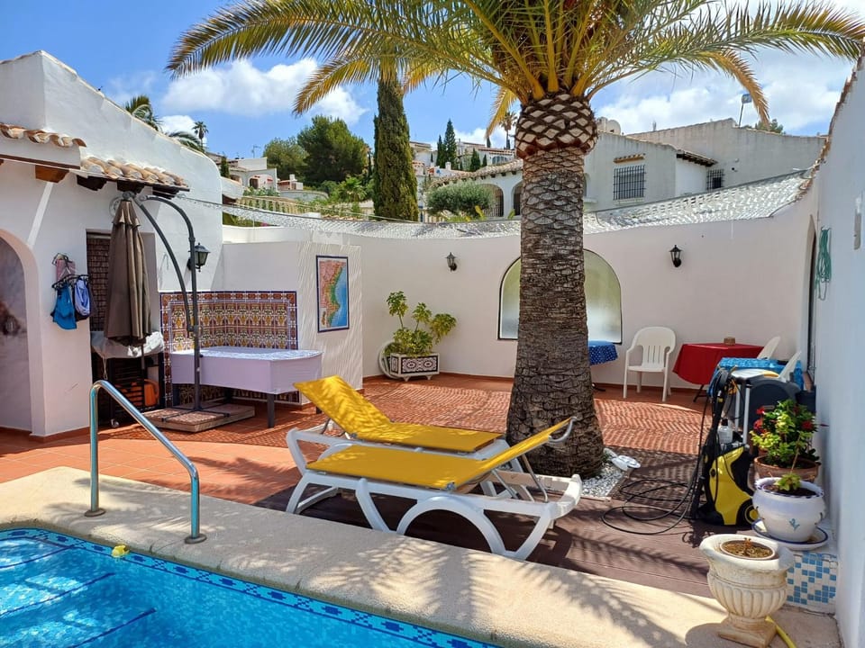 Property building, Swimming pool, sunbed