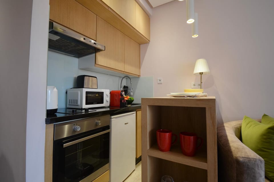Coffee/tea facilities, Kitchen or kitchenette, stove, toaster