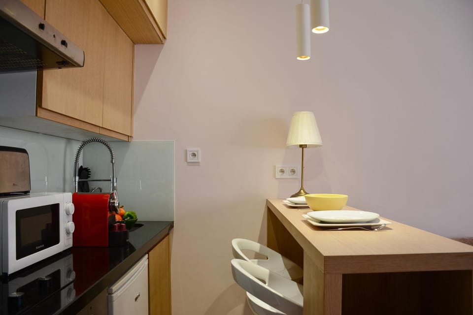Kitchen or kitchenette, Dining area, stove, toaster