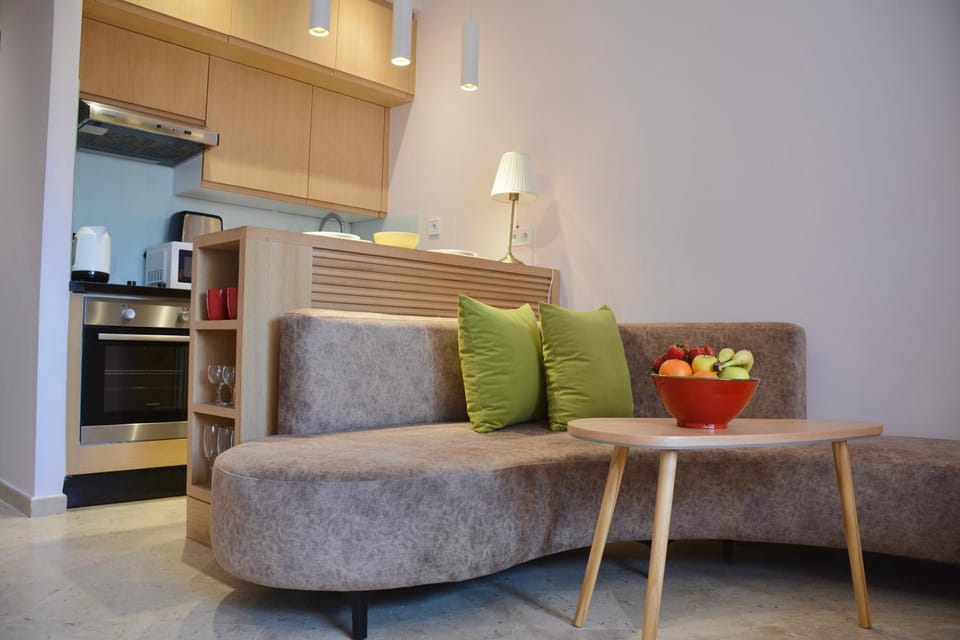 Kitchen or kitchenette, Living room, Seating area, Dining area, stove