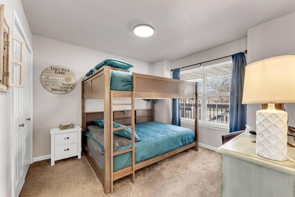 Gorgeous Lake/Mtn Views, Walk to Lake, SDC Close! Apartment in Indian Point