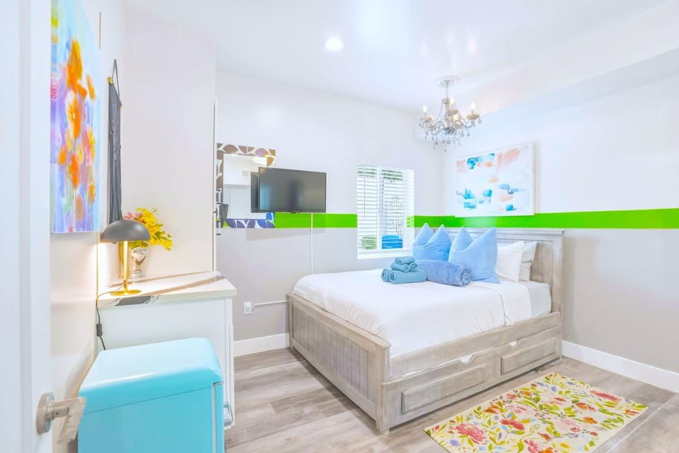 D - Hip NoHo 2BR Pad - Universal 15m - FIFA World Cup SoFi - Patio & Parking Apartment in North Hollywood