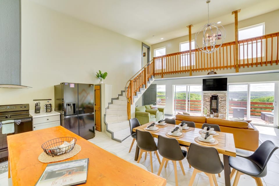 Lake Taneycomo Views: Family-Friendly Cabin! Cabin in Forsyth