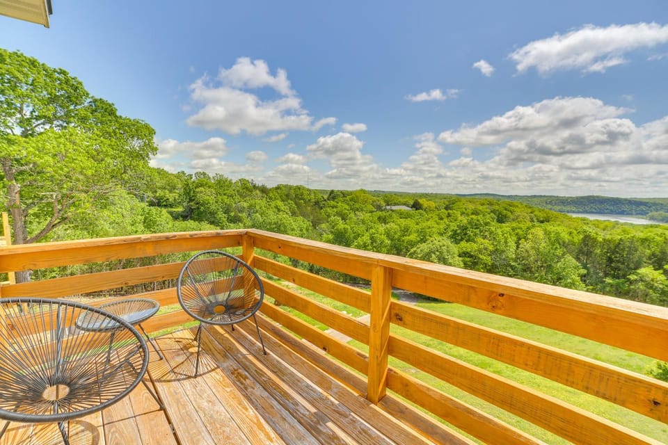 Lake Taneycomo Views: Family-Friendly Cabin! Cabin in Forsyth