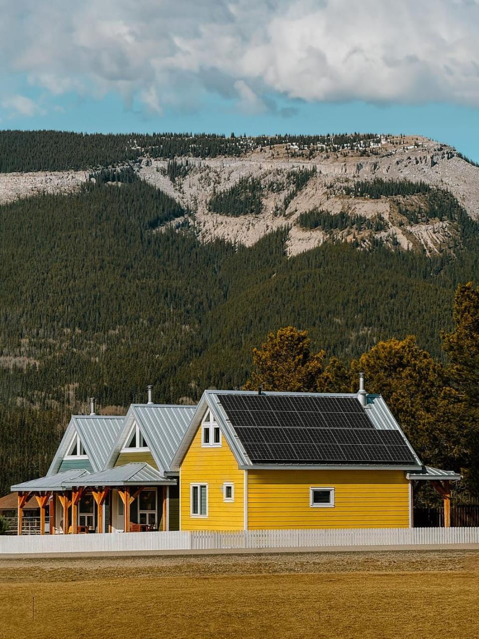 Eagle - Cozy tiny home with mountain views House in Clearwater County