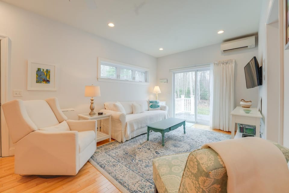 Near Portland Trails: Walkable Apartment w/ Deck House in Falmouth