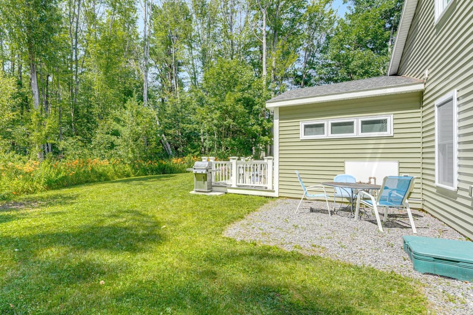 Near Portland Trails: Walkable Apartment w/ Deck House in Falmouth
