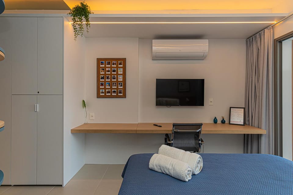 Bed, Bedroom, towels, air conditioner