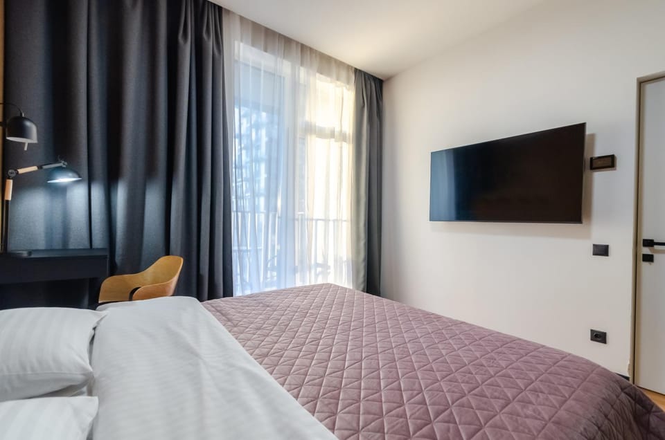 Bed, TV and multimedia, Photo of the whole room, Bedroom