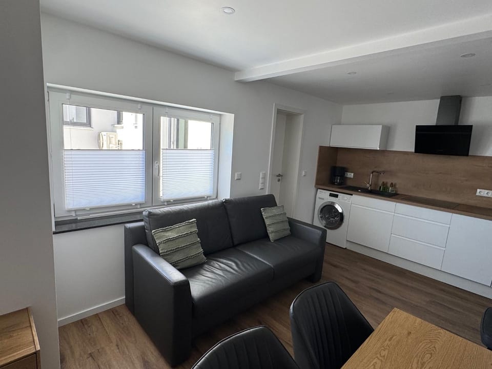 TV and multimedia, Kitchen or kitchenette, Living room, Seating area, Dining area