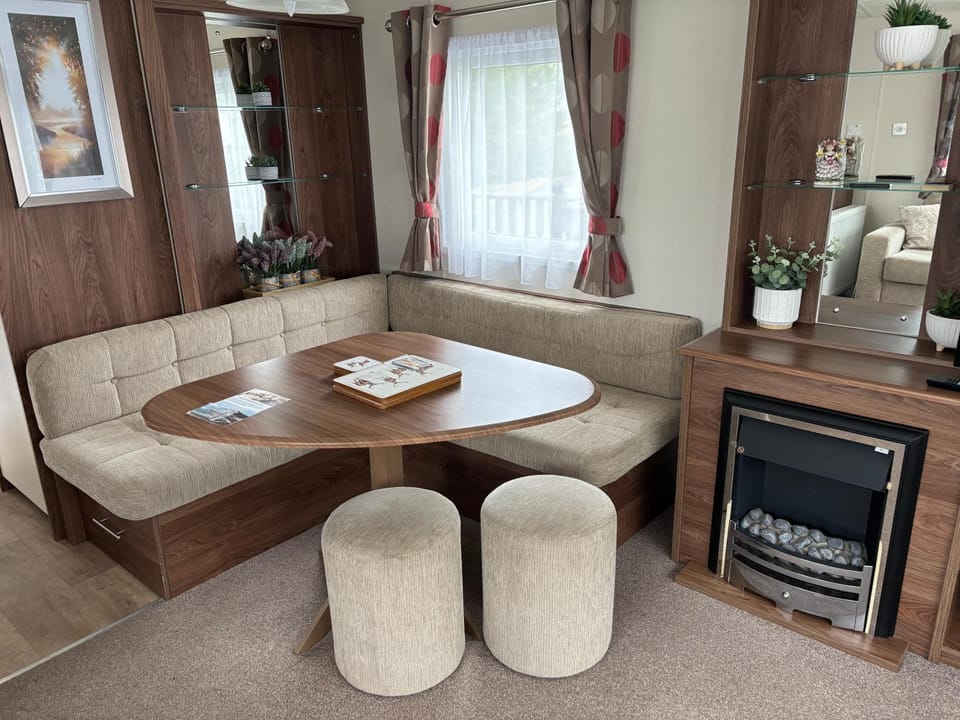 The Bay Pearl 2 Bedroom Elegant Pet Free Stay at Clarach House in Tirymynach