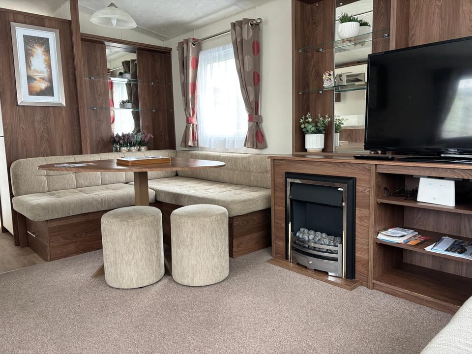 The Bay Pearl 2 Bedroom Elegant Pet Free Stay at Clarach House in Tirymynach