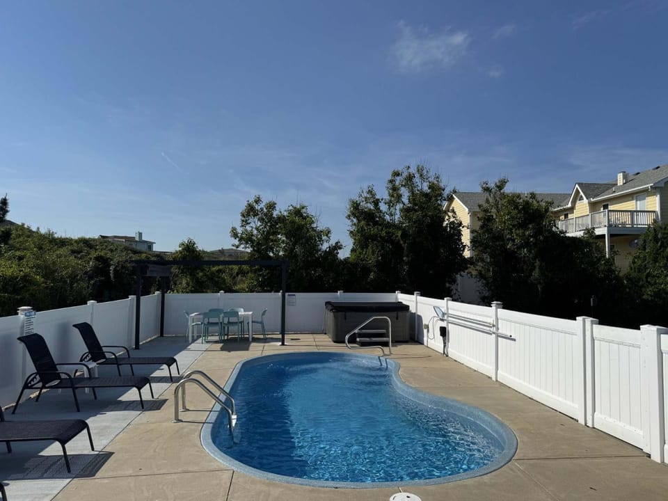 Steps to Beach Heated Pool Hot Tub Pet Friendly House in Southern Shores