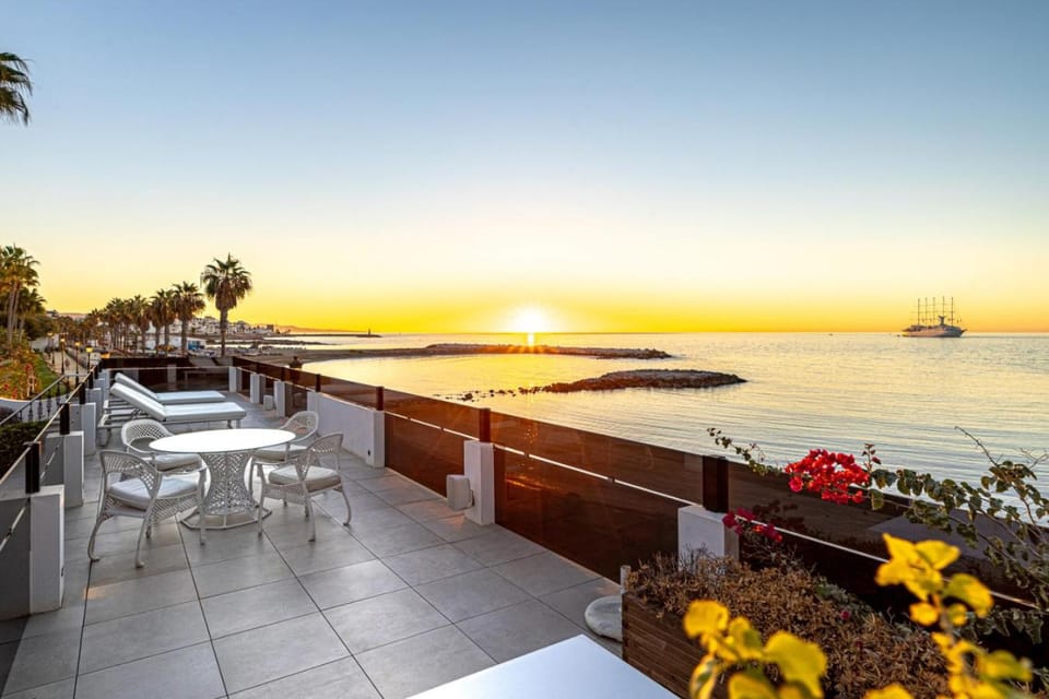 Frontline Villa El Martinete with Picasso Pool Villa in Marbella