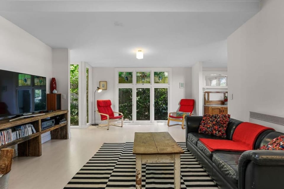Red Door - Centrally Located House in Apollo Bay