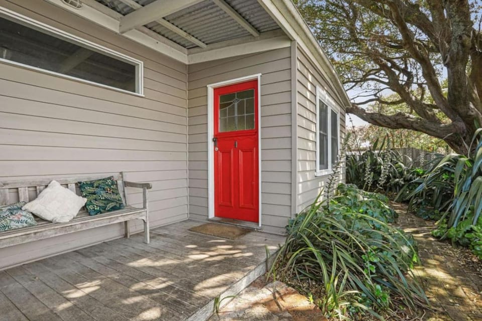 Red Door - Centrally Located House in Apollo Bay