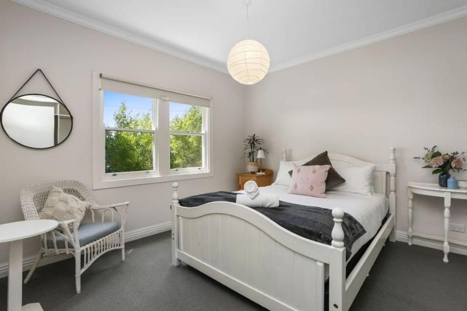 Red Door - Centrally Located House in Apollo Bay