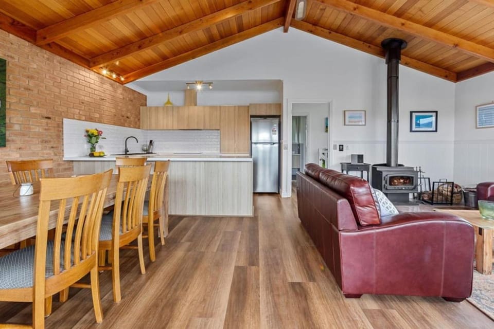 Coastal Gem - pool table and views House in Apollo Bay