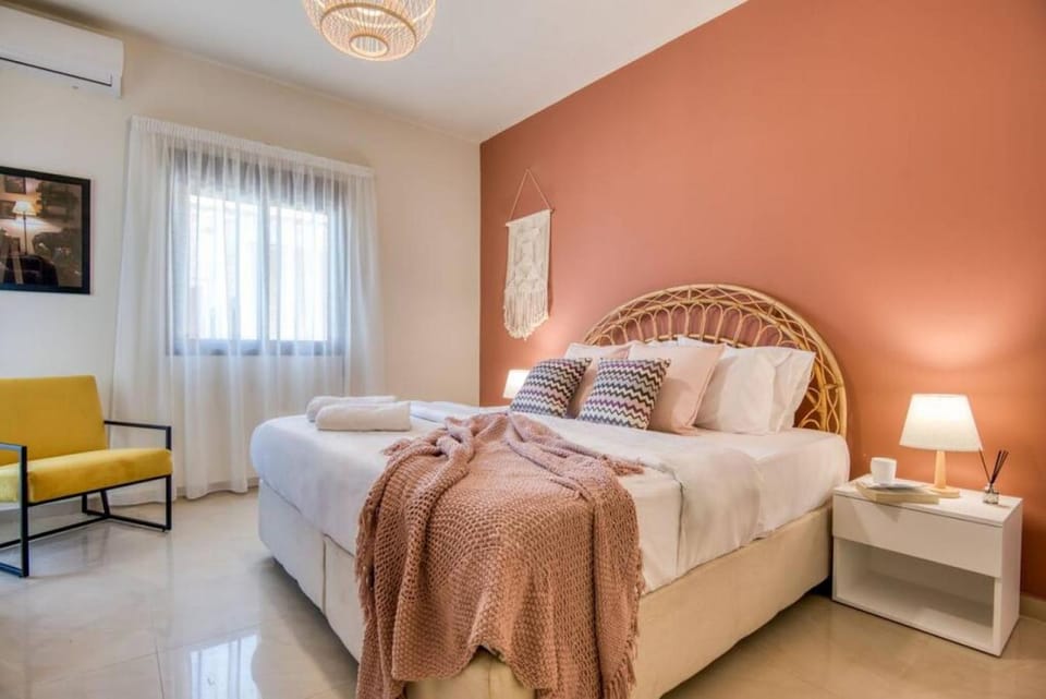 Bed, View (from property/room), Photo of the whole room, Seating area, Bedroom, towels, air conditioner