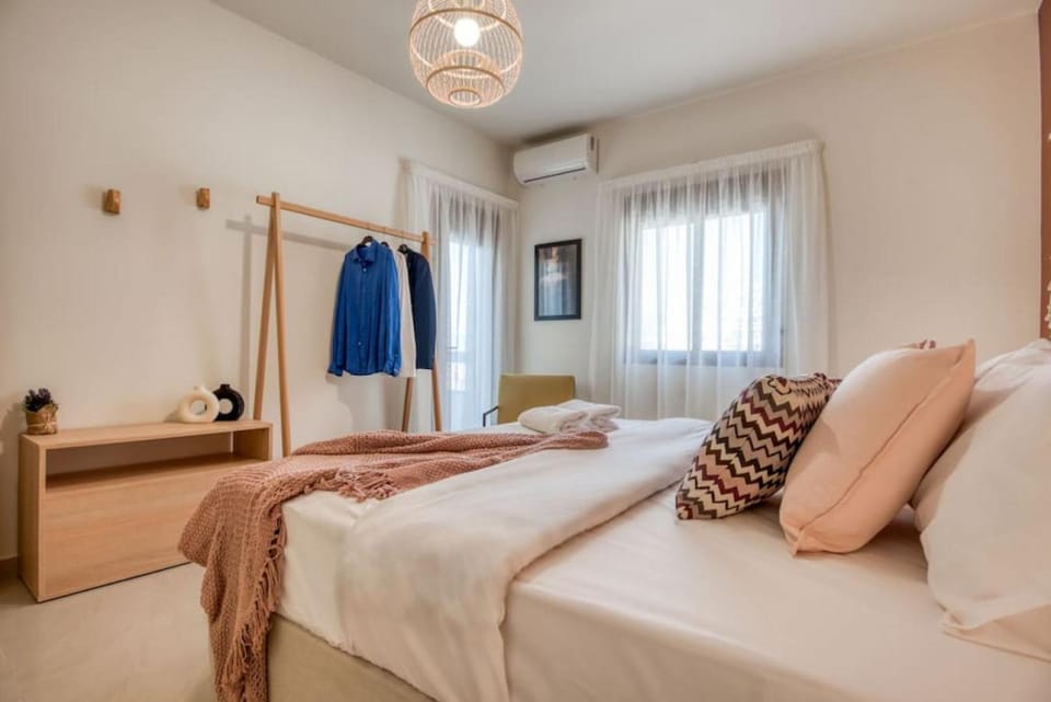 Bed, View (from property/room), Bedroom, towels, air conditioner