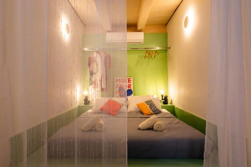 Bed, Bedroom, towels